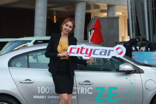 씨티카는 서울 신도림 디큐브시티에 전기차를 공동사용할수 있는 '씨티존'을 운영한다고 9일 밝혔다. 모델이 시티카 서비스를 소개하고 있다.  <씨티카 제공>